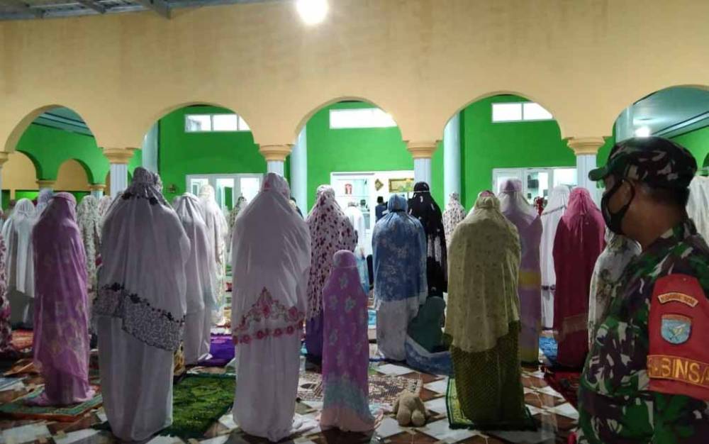 Petugas Gabungan PPKM Mikro Pastikan Jamaah Patuh Protokol Kesehatan saat Tarawih