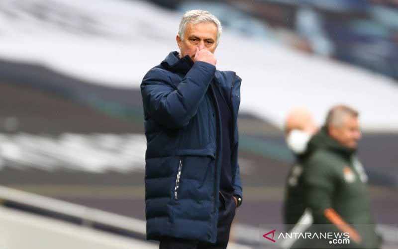 Mourinho Utamakan Empat Besar Ketimbang Juarai Piala Liga