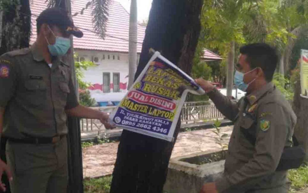 Satpol PP Palangka Raya Copot Spanduk dan Baliho Kedaluarsa dan Tak Berizin
