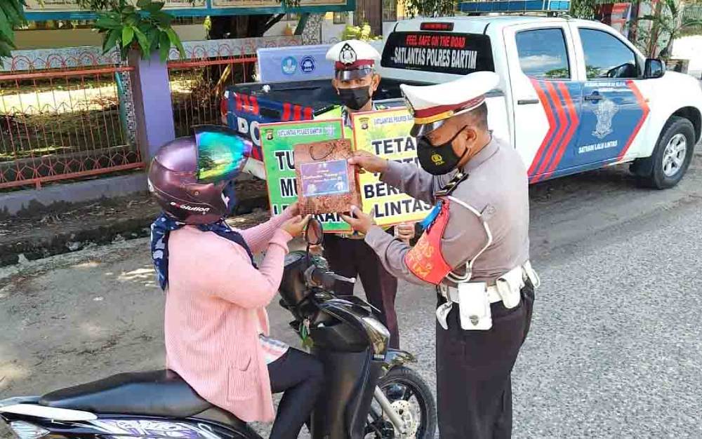 Disiplin Berkendara, Pengguna Jalan Dapat Bingkisan dari Satlantas Polres Barito Timur
