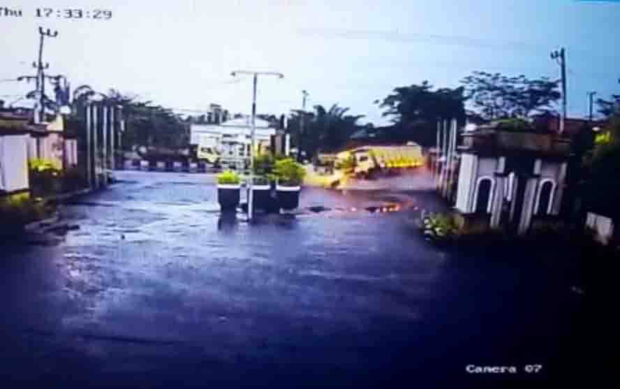 Truk Dump Alami Kecelakaan Tunggal Hingga Menabrak Bagian Depan Hotel Werra