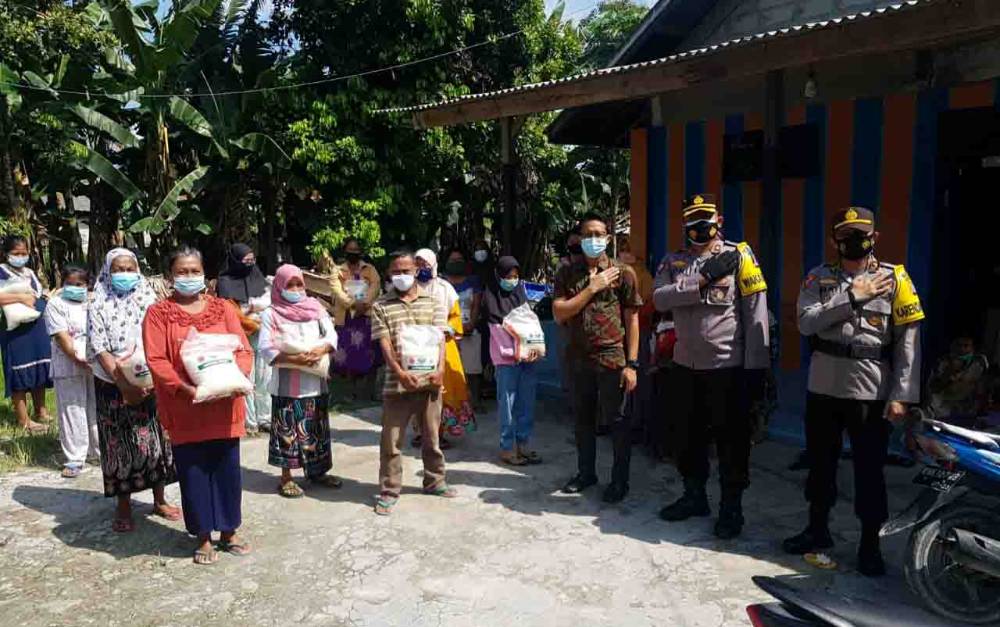 Jumat Berkah Ramadan, Polres Kobar Bagikan Bansos