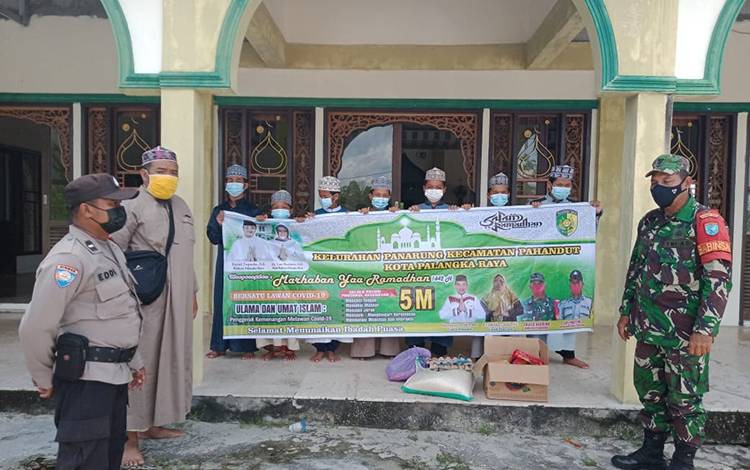 Tim PPKM Mikro Kelurahan Panarung Pasang Spanduk Prokes di Masjid dan Mushola