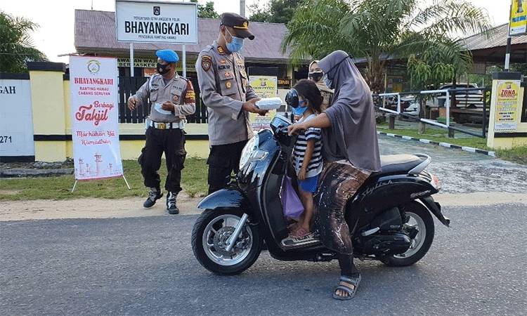Polsek Hanau Bagikan Takjil Sambil Sosialisasi Prokes
