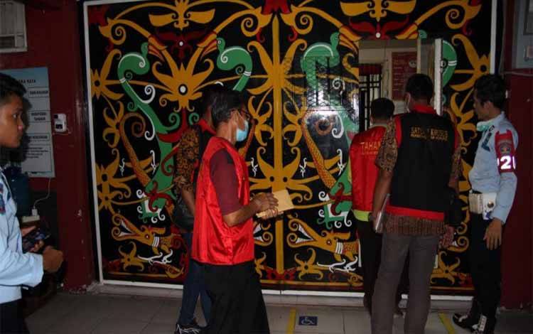 Diduga Korupsi, Mantan Pejabat dan Staf Ahli Bupati Katingan Ditahan
