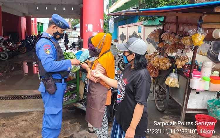 Sambangi Warga Polairud Polres Seruyan Berikan Pesan Kamtibmas dan Protokol Kesehatan