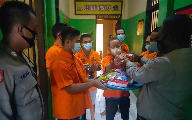 Polres Seruyan Rutin Serahkan Alat Kebutuhan Mandi dan Cuci Untuk Tahanan