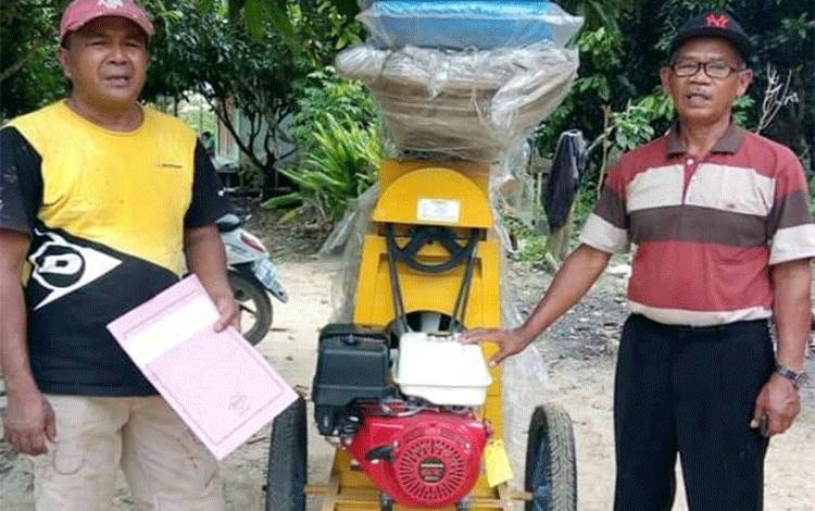 Dinas Pertanian Barito Utara Serahkan Mesin Perontok Padi dan Pemipil Jagung ke Kelompok Tani