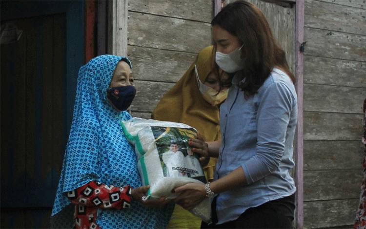 Monica Putri Sambangi Rumah Warga, Bagikan Zakat Keluarga Besar H Abdul Rasyid AS