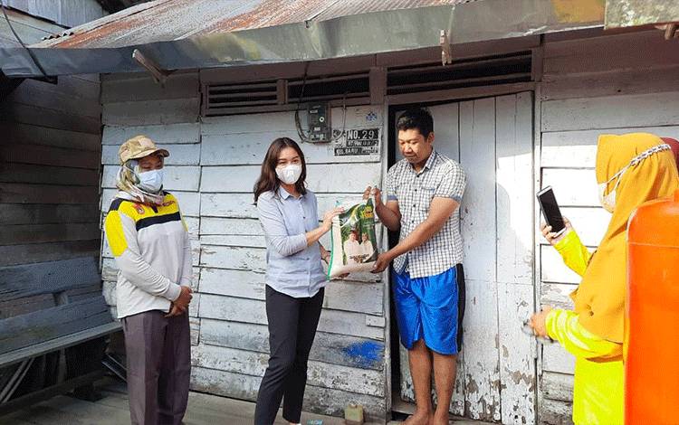 Video Ketika Monica Putri Bagikan Zakat H Abdul Rasyid AS dan Hj Nuriyah