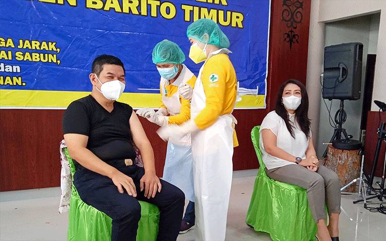 Pelayan Publik di Barito Timur Terima Vaksinasi Covid-19 Tahap II