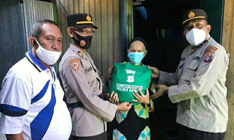 Kasat Binmas Polres Kapuas Salurkan Sembako Hasil Program Gerakan 1000 Rupiah