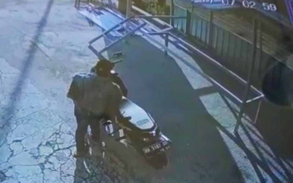 Aksi Pencurian Tabung Gas dan Televisi di Rumah Makan Palangka Raya Terekam Kamera CCTV