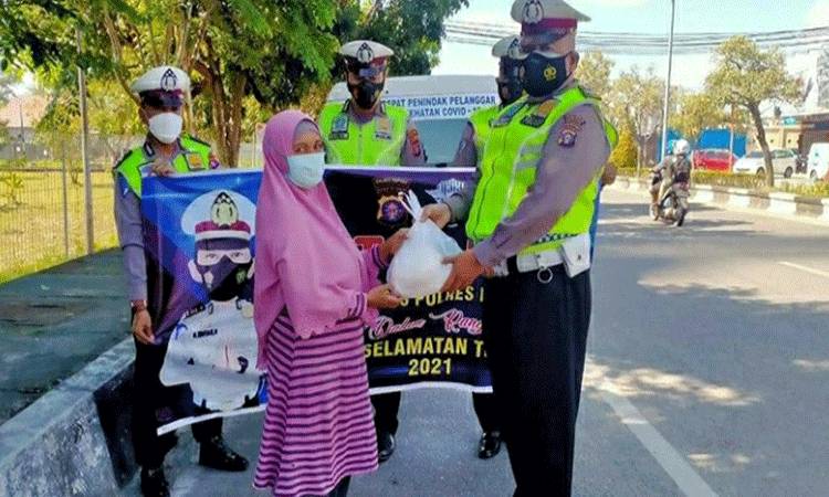 Disela Operasi Keselamatan, SatIantas Polres Kapuas Bagikan Sembako