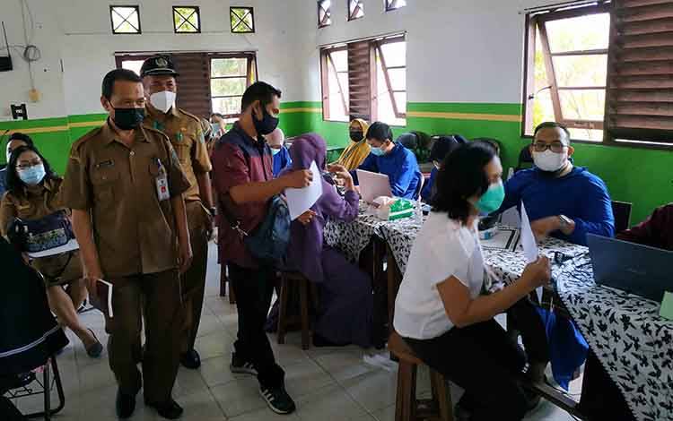 Pekerja Gereja di Murung Raya Terima Vaksinasi Dosis Pertama