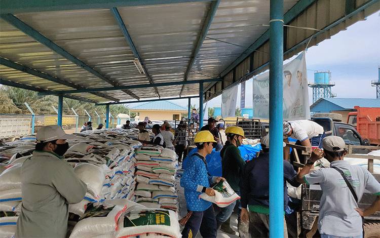 PT MKM Distribusikan 40 Ton Beras Zakat H Abdul Rasyid AS untuk Pulang Pisau dan Kapuas