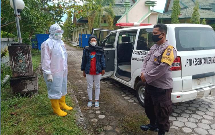 Polisi Kawal Tenaga Kesehatan Jemput Warga Katingan Hilir Terkonfirmasi Covid-19 Jalani Isolasi