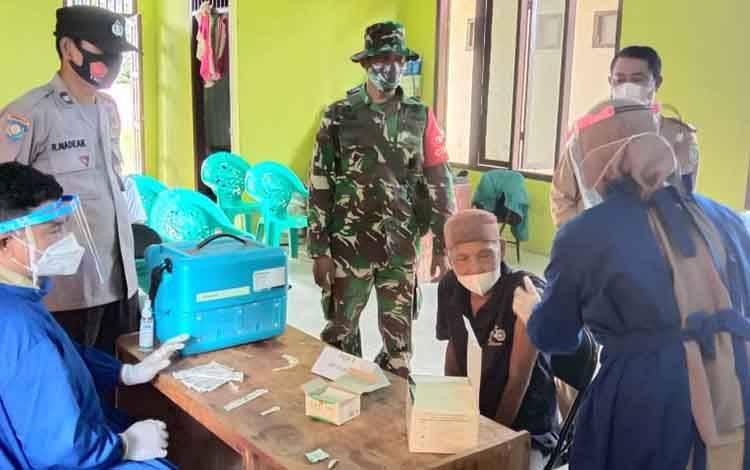 Polsek Hanau Beri Pengamanan Vaksinasi Lansia di Asam Baru