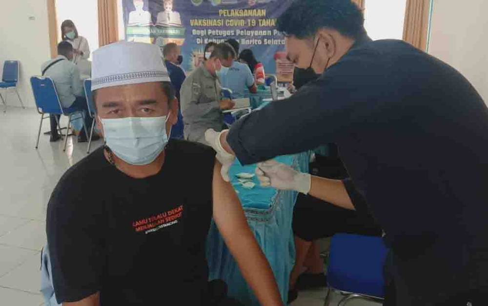 Pegawai Rutan Kelas IIB Buntok Disuntik Vaksin COVID-19 Dosis Pertama