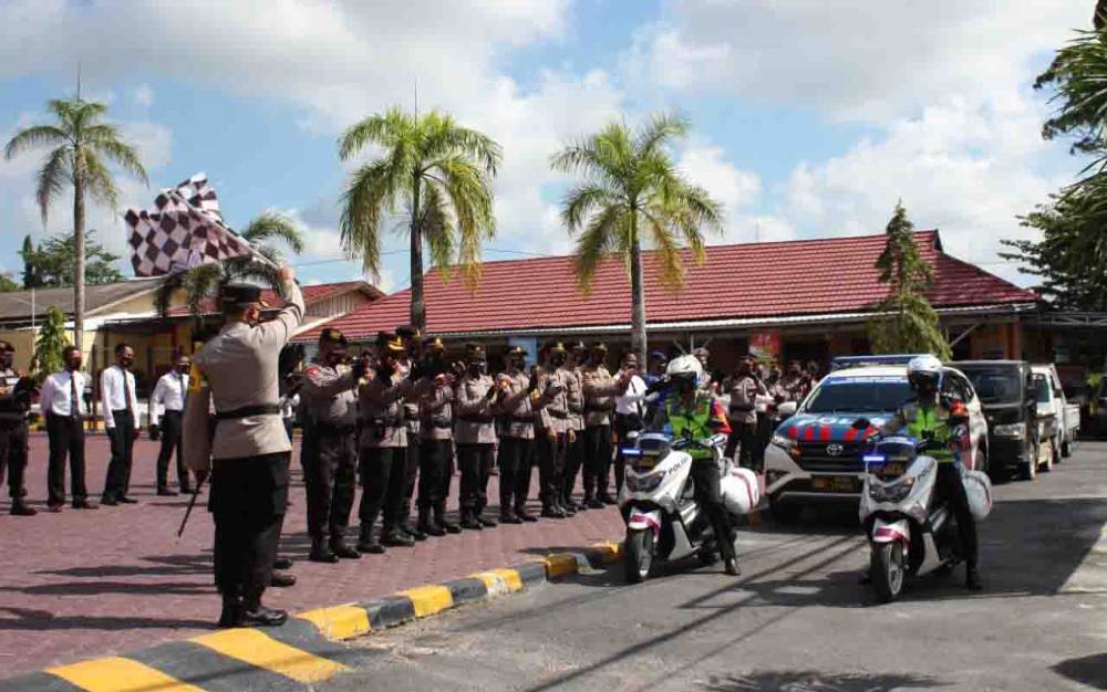 Polres Kobar Salurkan Bansos untuk Warga Terdampak Pandemi Covid-19 di Bulan Ramadan