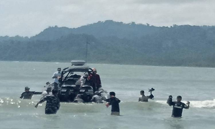 TNI AL Evakuasi Penjaga Rakit Terdampak Siklon Tropis