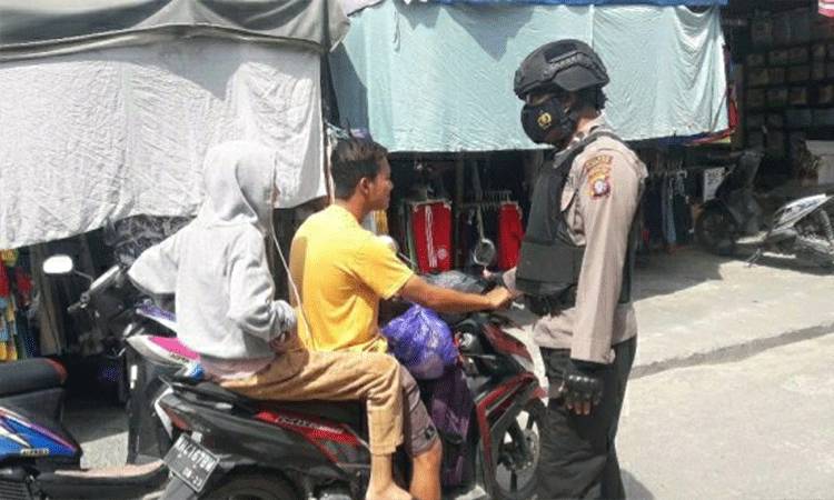 Personel Polsek Kapuas Tengah Tegur Warga Tidak Gunakan Masker