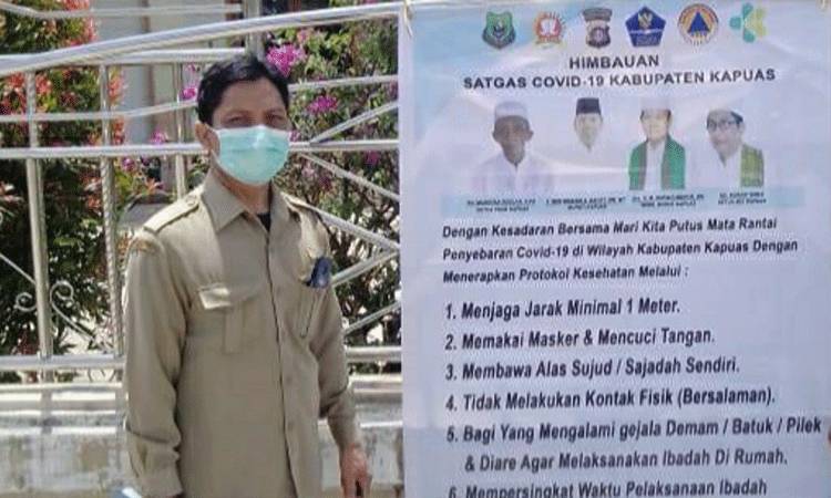 Satgas Covid-19 Kecamatan Kapuas Timur Pasang Spanduk Imbauan Prokes di Masjid