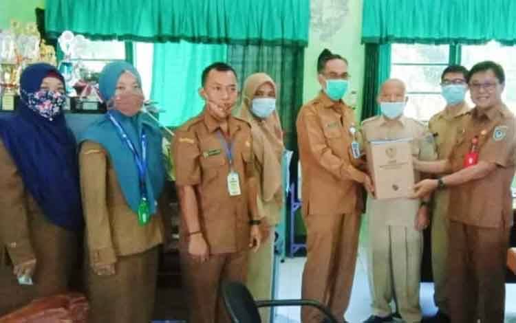 Disporaparbud Serahkan Dokumen Arsip ke DPK Seruyan