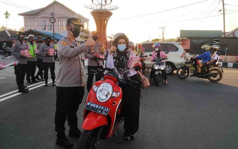 Peringati Hari Kartini Polres Pulang Pisau Membagikan Takjil
