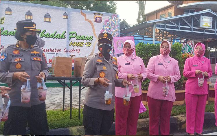 Polda Kalteng Bagi Takjil ke Masyarakat di Hari Kartini