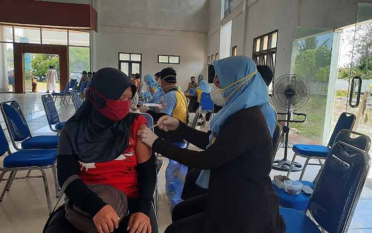 1.800 Guru dan Tenaga Kependidikan di Kotawaringin Barat Divaksin