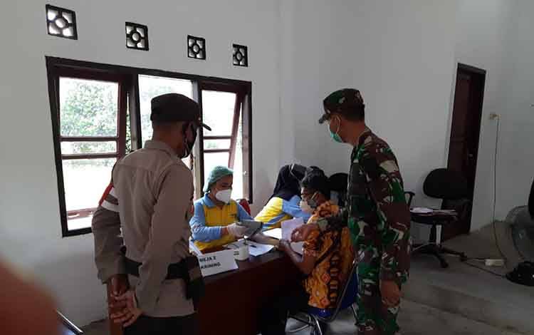 Babinsa Lakukan Pendampingan Proses Vaksinasi Guru dan Tenaga Pendidikan