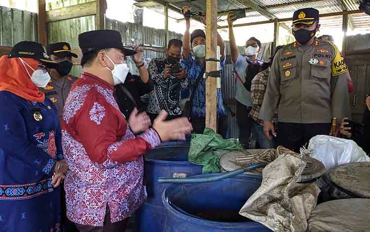 Sudah Haram, Arak Diproduksi Menggunakan Air Comberan dan Pupuk Urea
