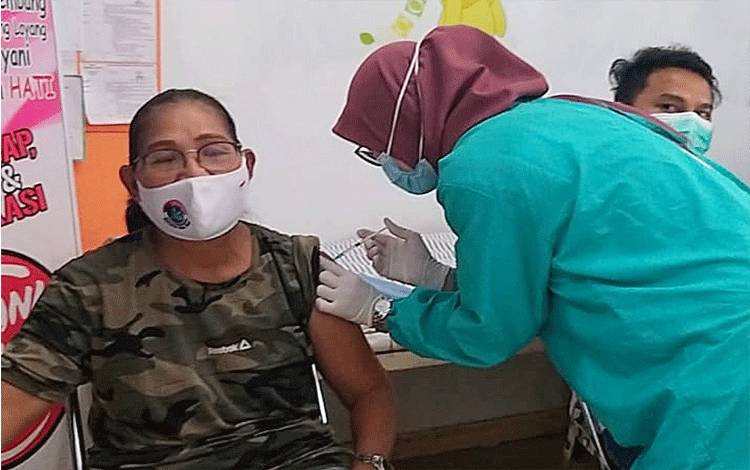 Wartawan di Barito Timur Terima Vaksinasi Covid-19 Tahap I