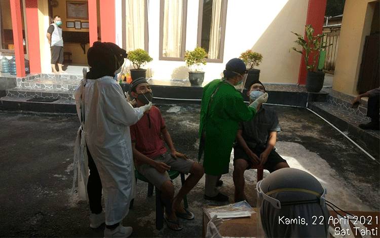 Tahanan di Polres Kobar Jalani Tes Swab