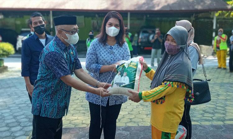 Ratusan Pasukan Kuning di Kobar Terima Zakat Beras Keluarga Besar H Abdul Rasyid AS - Hj Nuriyah