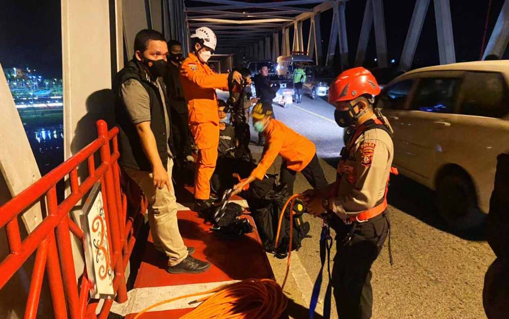 Gara-gara Putus Cinta, Pemuda 25 Tahun Coba Bunuh Diri di Jembatan Kahayan Palangka Raya