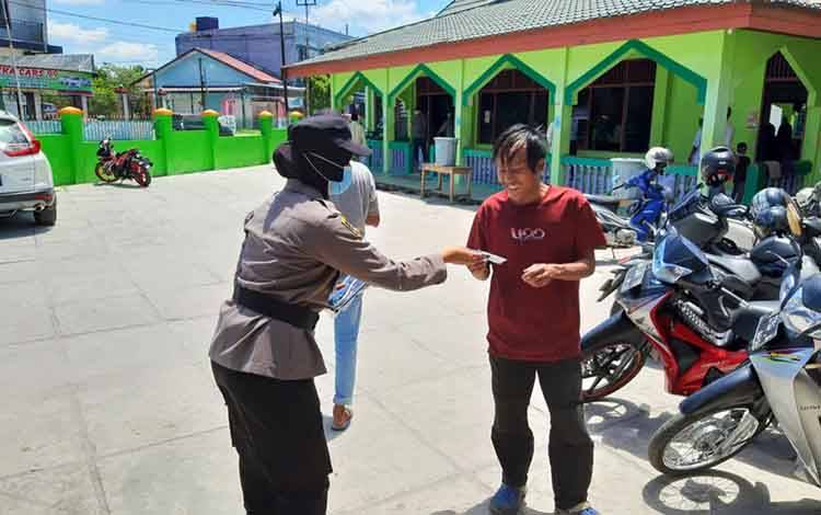Polwan Polresta Palangka Raya Bagikan Masker di Kawasan Masjid