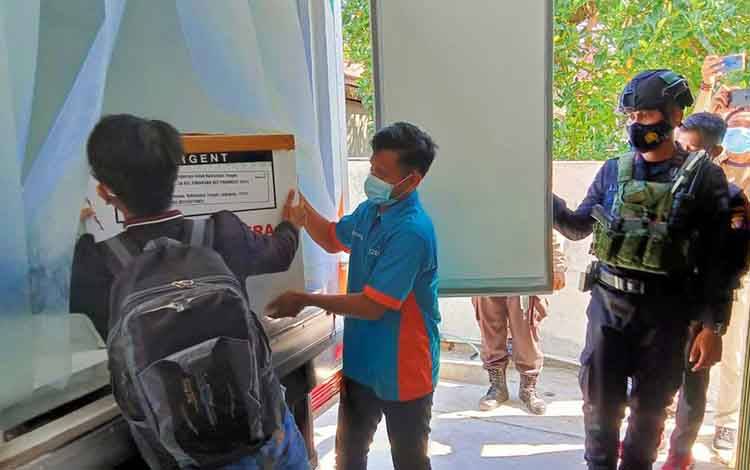 Puluhan Anggota Brimob Kalteng Kawal Kedatangan Vaksin Covid-19