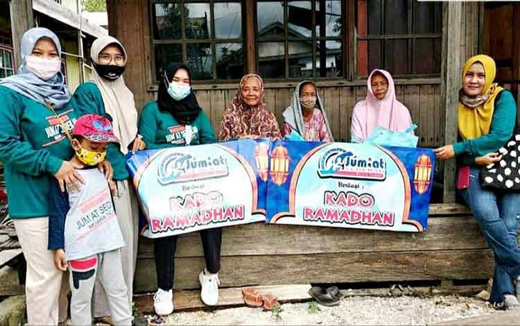 Komunitas Jumat Sedekah kembali Bagikan Kado Ramadan ke Kaum Dhuafa