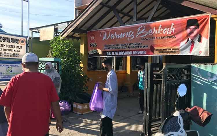 Jumat Berkah, Anggota DPRD Kapuas Ini Bagikan Takjil untuk Warga