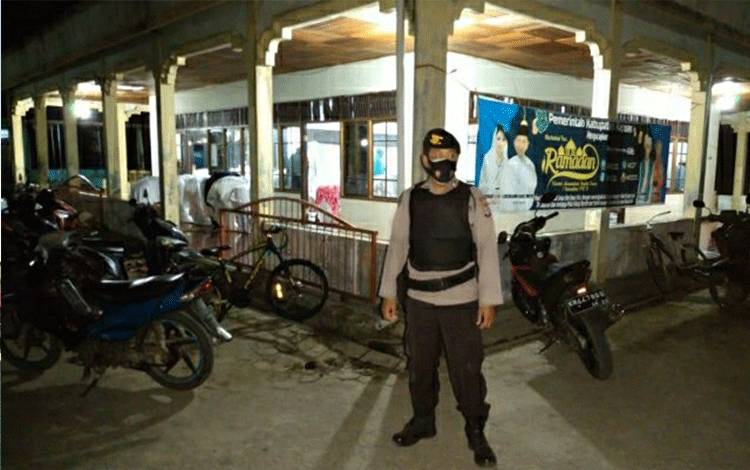 Beri Rasa Aman, Polsek Basarang Lakukan Pengamanan Salat Tarawih