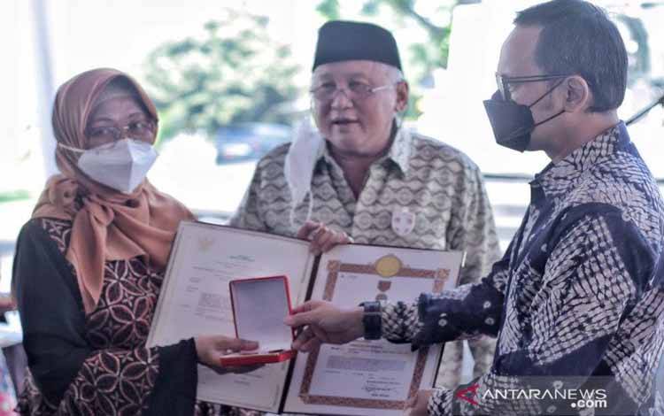 Presiden Anugerahkan Satya Lencana kepada 16 Keluarga Pejuang PETA