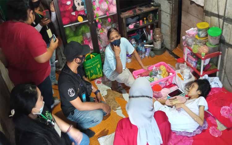 PWI Kobar Bersama Mitra Bagikan Sembako