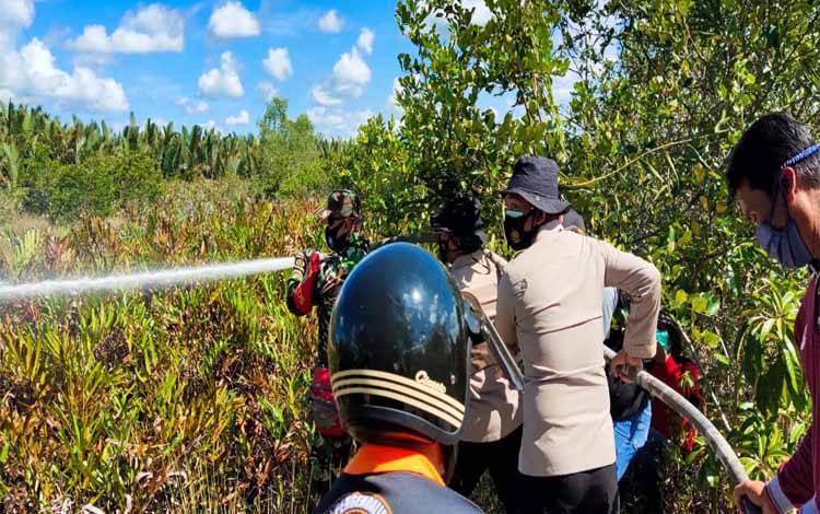 Anggota Polsek Seruyan Hilir Lakukan Pendinginan Lahan Rawan Karhutla