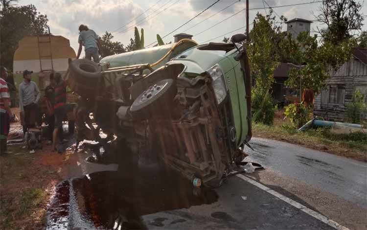 Tabrakan Truk CPO dengan Mobil di Jemaras, 1 Orang Tewas