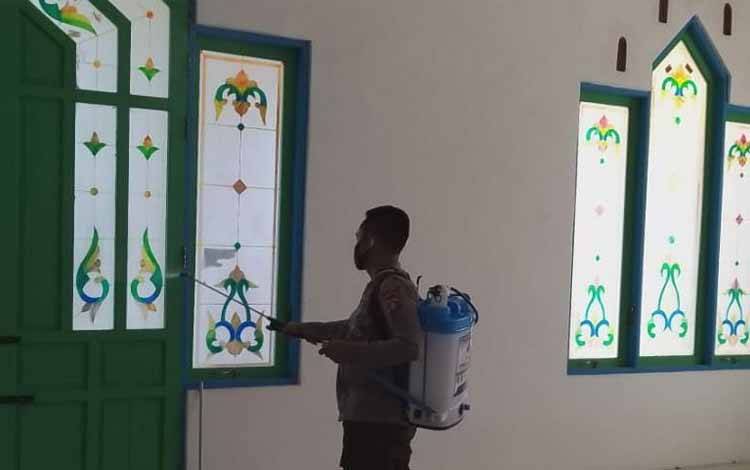 Ramadan, Polsek Seruyan Hilir Rutin Sterilisasi Tempat Ibadah