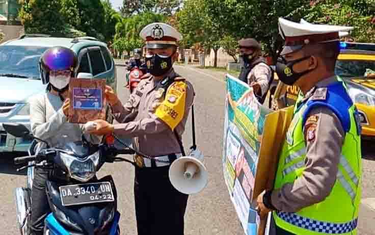 Hari Terakhir Operasi  Keselamatan, Satlantas Barito Timur Beri Bingkisan ke Pengguna Jalan
