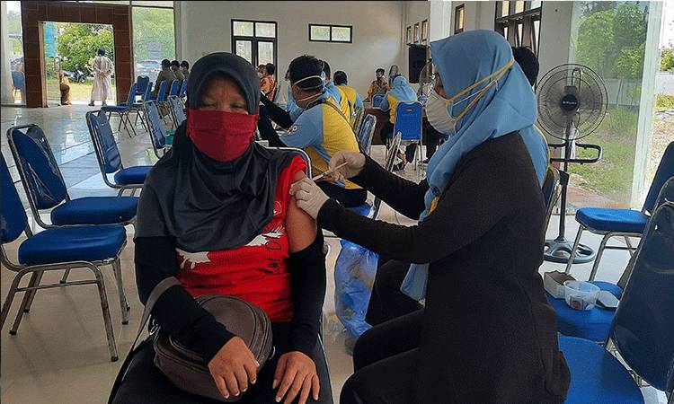 Vaksinasi Dosis Pertama Pelayanan Publik di Kobar Capai 7.803 Orang