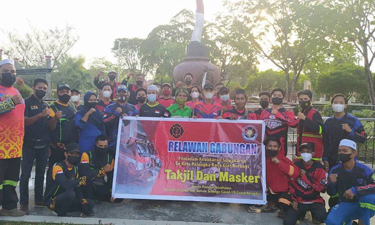 Relawan Pemadam Kebakaran di Palangka Raya Berbagi Takjil